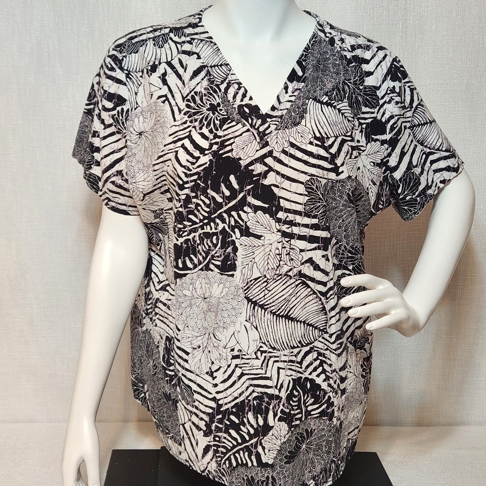 Scrub Top Black And White Flower XL See Measurements